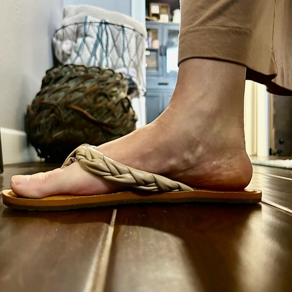 LIKE NEW! Size 8 YellowBox Dauphine Women's Braided Tan/Cream/Beige Sandals - Picture 5 of 6